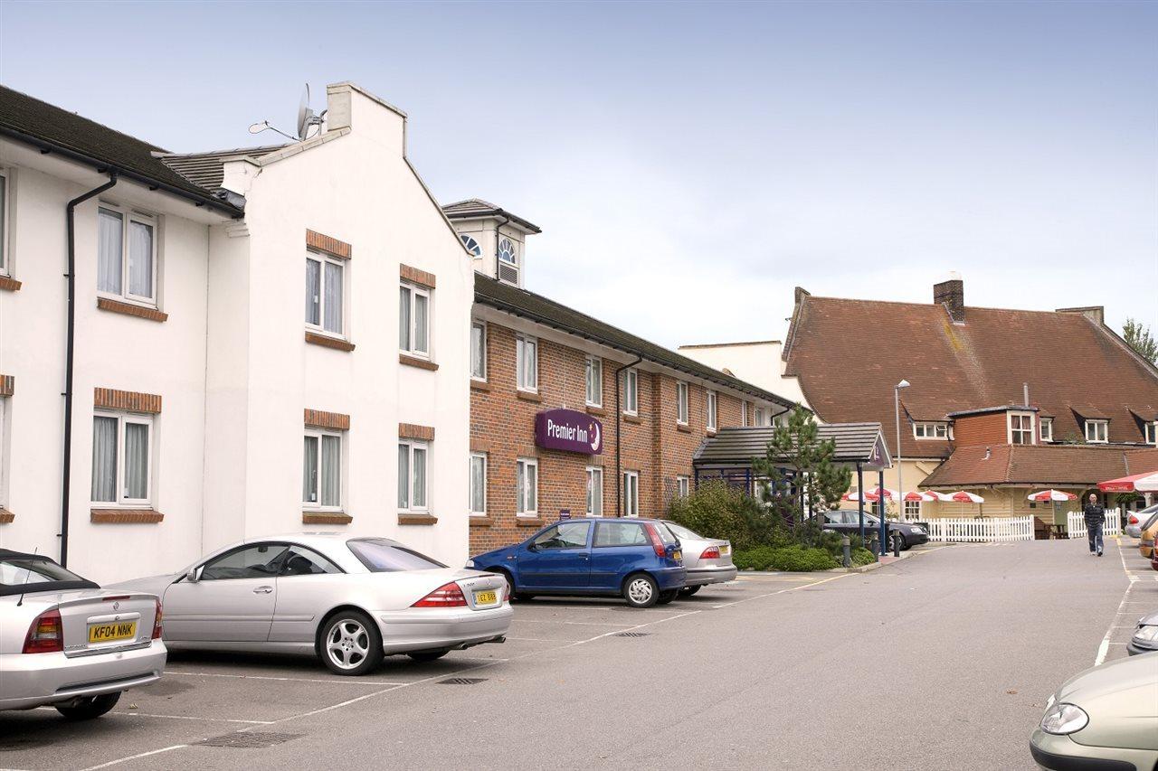 Premier Inn Basildon Rayleigh Exterior photo
